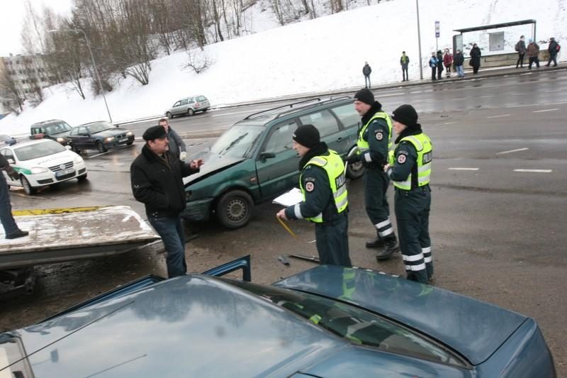 Sostinės gelbėtojai vadavo automobilyje prispaustą moterį