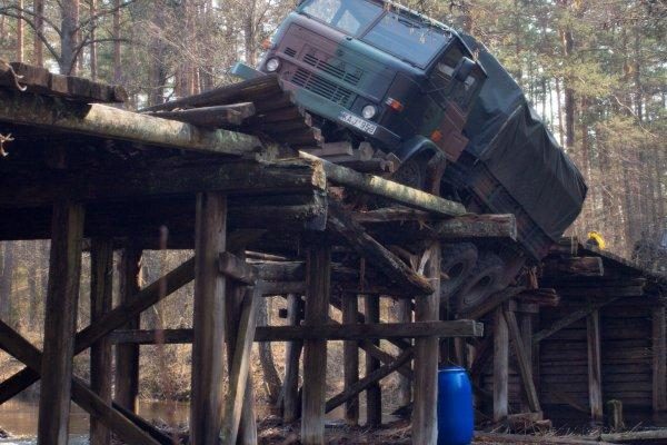 Remonto nesulaukiantis tiltas neatlaikė kariškių sunkvežimio