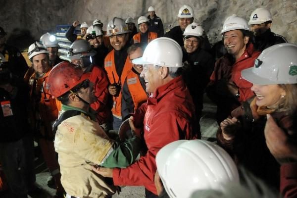 Čilėje pirmieji trys išgelbėti kalnakasiai išleisti iš ligoninės