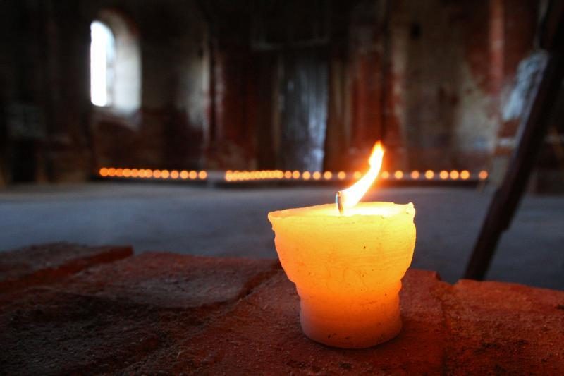 Šv. Sergijaus Radonežiečio cerkvę sušildė žvakių šviesa
