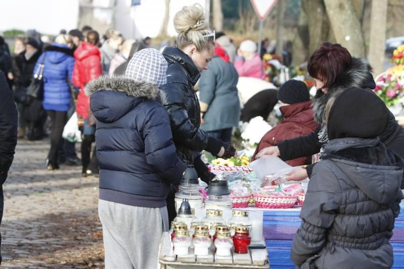 Klaipėdiečiai plūdo lankyti artimųjų kapų