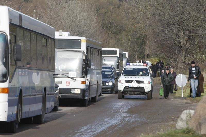 Klaipėdiečiai plūdo lankyti artimųjų kapų