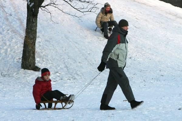 Rūstus šaltis kiek atlėgs, ketvirtadienį privers sniego (papildyta)