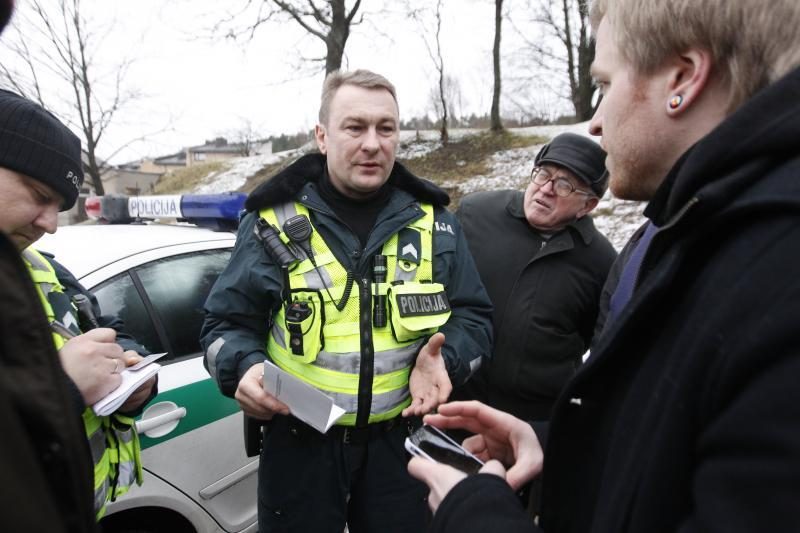 A. Sniečkaus gimimo metinės: raudoni gvazdikai, policija ir tortas