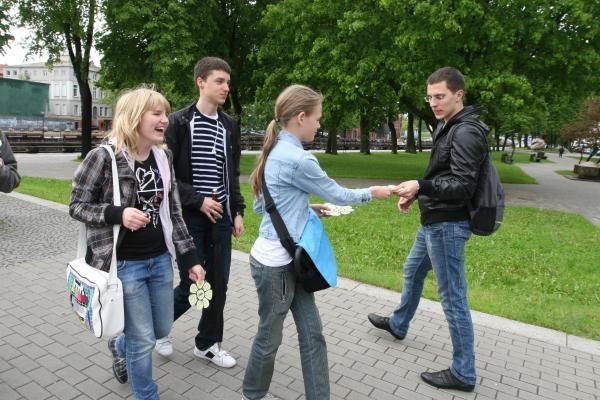 Klaipėdos naujagimiams įteikti nerūkančiųjų marškinėliai