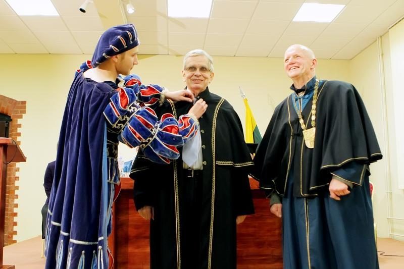 KU iškilmingoje ceremonijoje inauguruoti Garbės daktarai