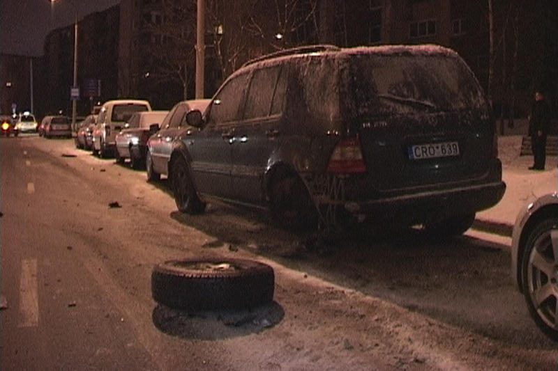 Vilniuje, spėjama, girtas jaunuolis taranavo du automobilius