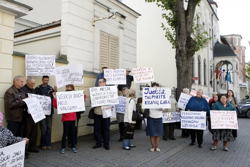 Piketuotojai: grąžinkite 7-ąjį mikroautobuso maršrutą