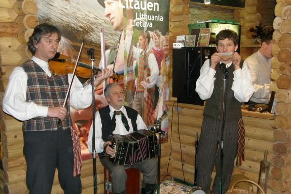 Paroda Berlyne: lietuviai pirkėjus vilioja alumi ir gyva muzika