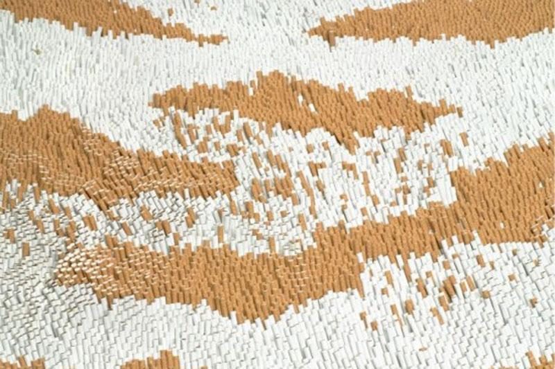 Kinų menininkas sukūrė kilimą iš pusės milijono cigarečių