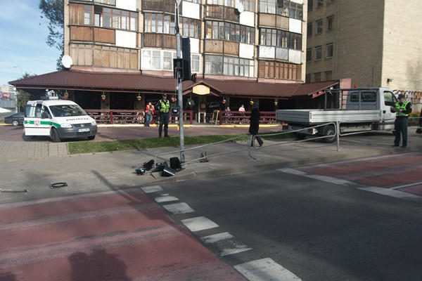 Automobilis Vilniuje partrenkė tris žmones