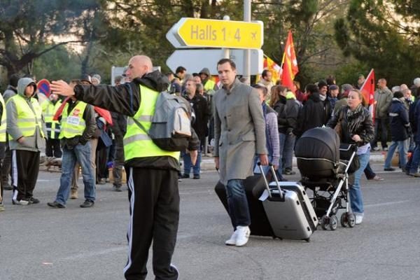 Prancūzijoje protestuotojai užblokavo Marselio oro uostą