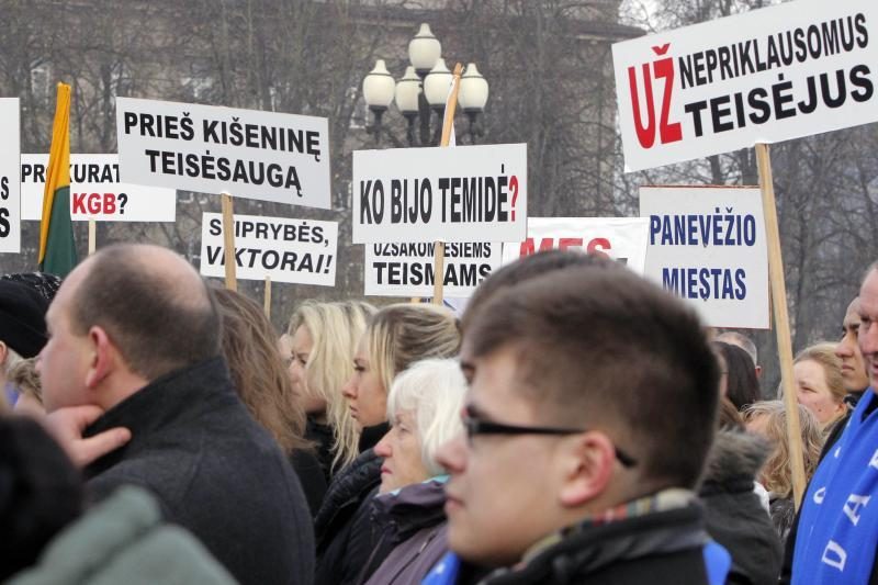 Prie Vilniaus teismo – Darbo partijos rėmėjų protestas (papildyta)