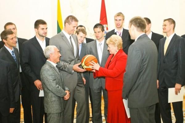 Lietuvos vyrų krepšinio rinktinei dėkojo Prezidentė