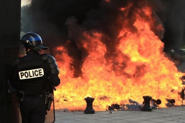 Prancūzijoje vyksta rekordiniai protestai prieš pensijų reformą