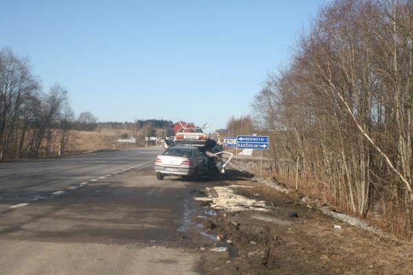 Avarijoje Molėtų plente du žmonės žuvo, trys - sužeisti