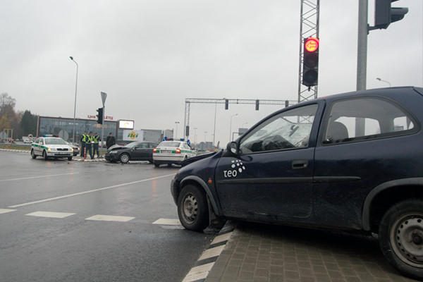 Du žmones sužeidęs „Audi“ vairuotojas: nepastebėjau šviesoforo