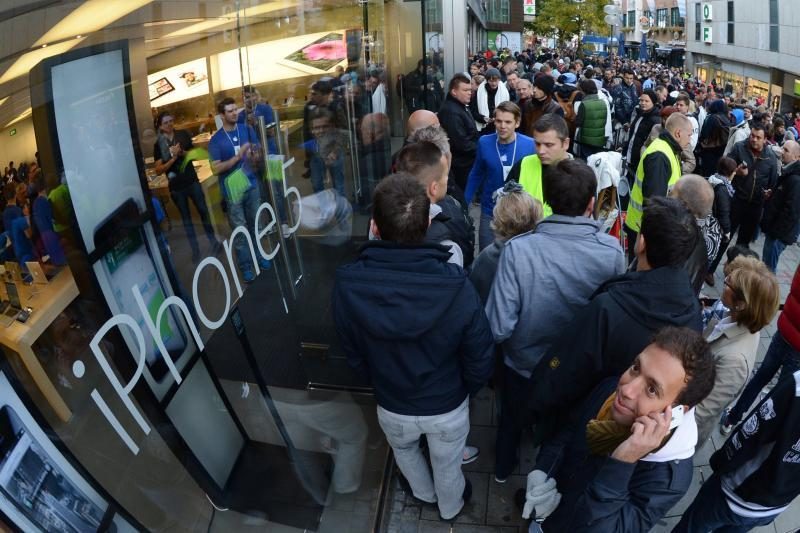 Pasaulyje pradėta prekyba „iPhone 5“, o lietuviai dar lauks savaitę