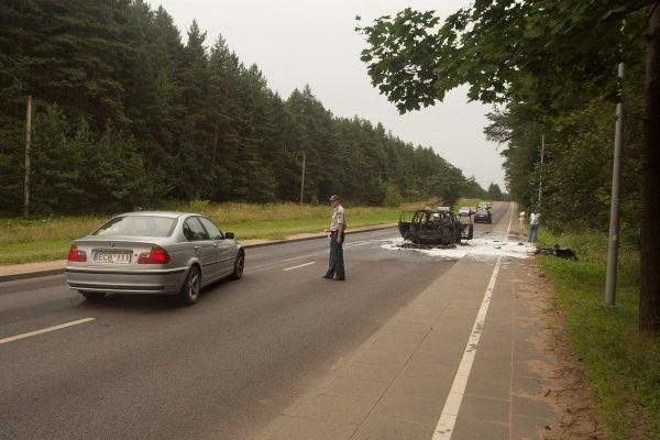 Sostinės pakraštyje sudegė „Renault Espace“