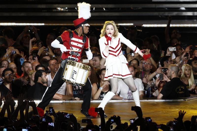 Madonna pasaulines gastroles pradėjo su krauju ir šautuvais