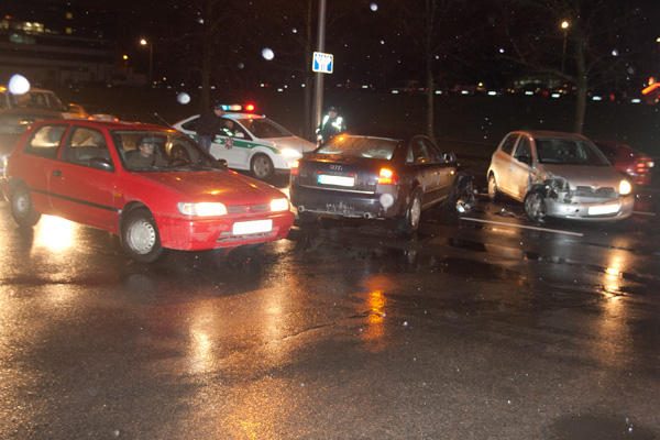Vakare sostinėje per avarijas sužalotos trys moterys