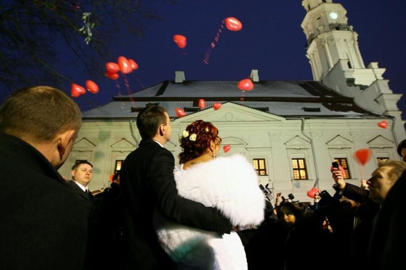 Ištekėjusiai Dž. Butkutei palinkėjo susilaukti 12 vaikų