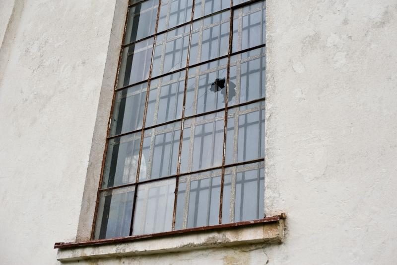 Vandalai išdaužė Raudondvario bažnyčios langus 