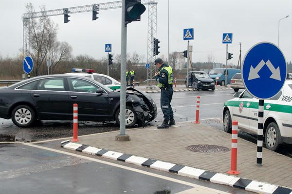 Du žmones sužeidęs „Audi“ vairuotojas: nepastebėjau šviesoforo