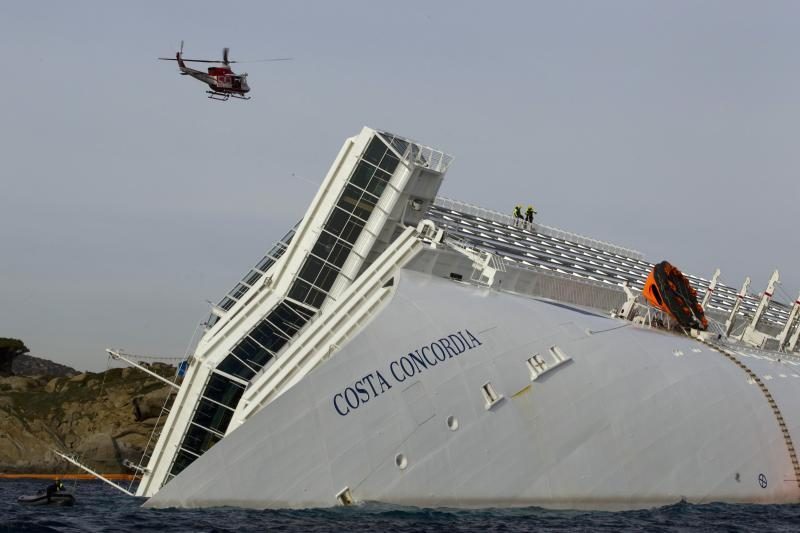 „Costa Concordia“ tragedija: vėl sustabdyti gelbėjimo darbai