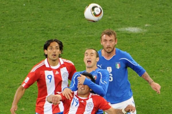 F grupė: pasaulio čempionų italų lygiosios su Paragvajumi