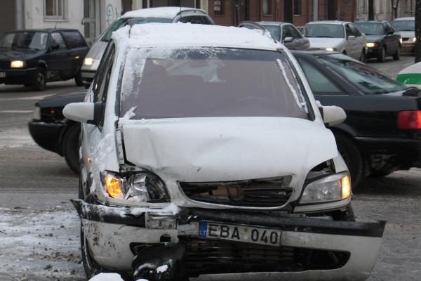 Vidurdienį miesto centre susidūrė du lengvieji automobiliai (papildyta)