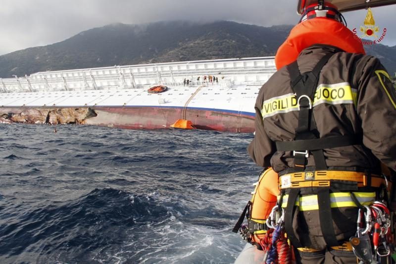 „Costa Concordia“ tragedija: vėl sustabdyti gelbėjimo darbai