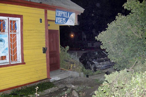 Sprukdamas nuo policijos BMW vairuotojas nuplėšė namo stogą
