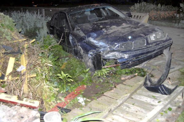 Sprukdamas nuo policijos BMW vairuotojas nuplėšė namo stogą