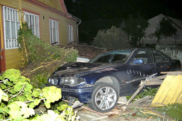 Sprukdamas nuo policijos BMW vairuotojas nuplėšė namo stogą