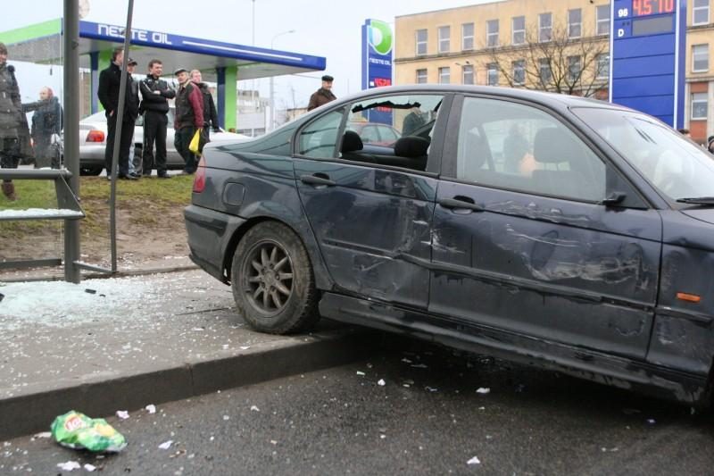 Lėkdamas maždaug 120 km/val. greičiu BMW įlėkė į stotelę