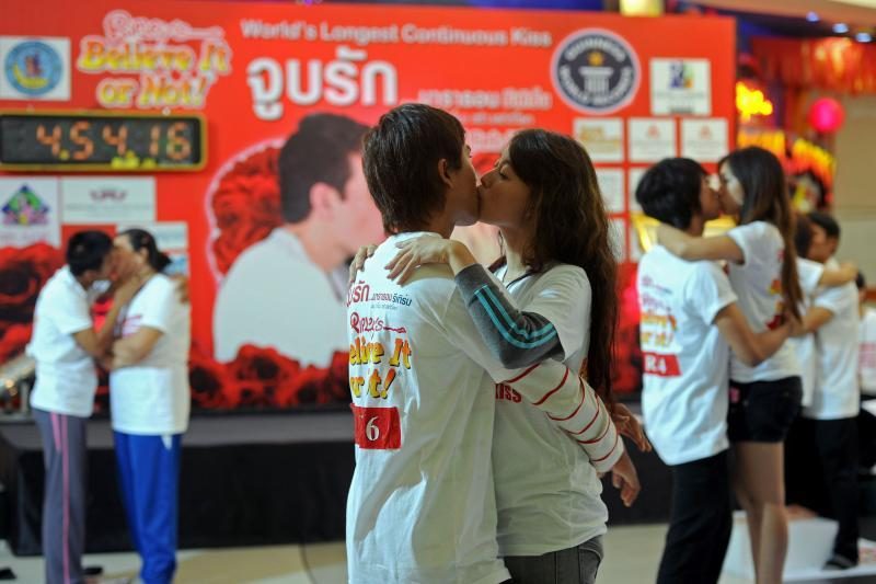 Tailande mėginama pagerinti ilgiausio bučinio pasaulio rekordą
