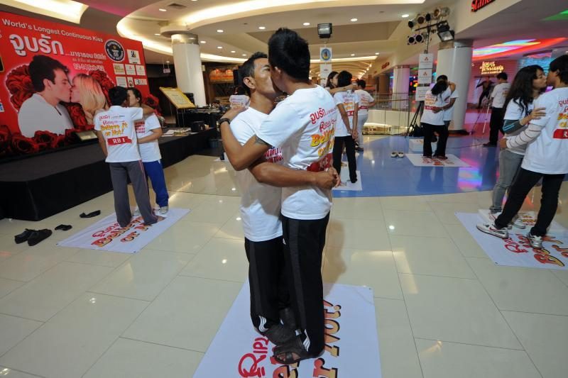 Tailande mėginama pagerinti ilgiausio bučinio pasaulio rekordą