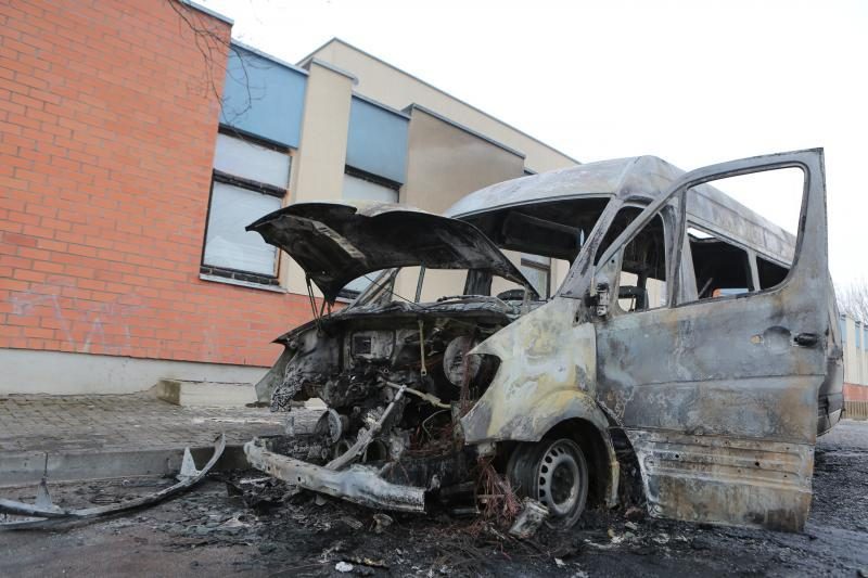 Padegėjai Klaipėdoje supleškino laidojimo įmonės mikroautobusą