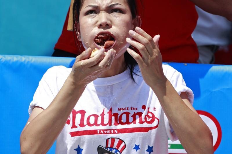 Pasaulio dešrainių valgymo čempionė sukirto 45 dešreles ir bandeles