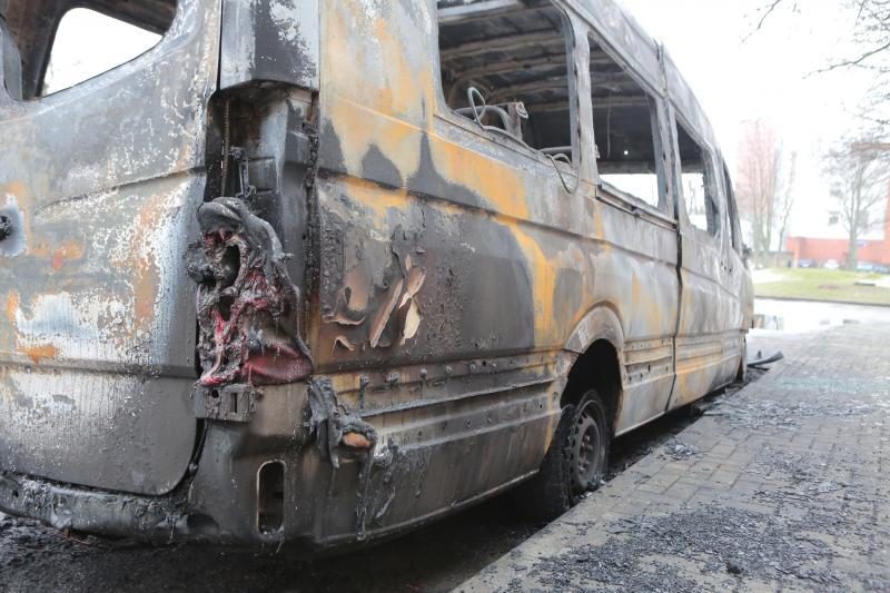 Padegėjai Klaipėdoje supleškino laidojimo įmonės mikroautobusą