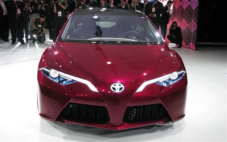 „Toyota“ pristatė koncepcinį įkraunamą hibridinį automobilį