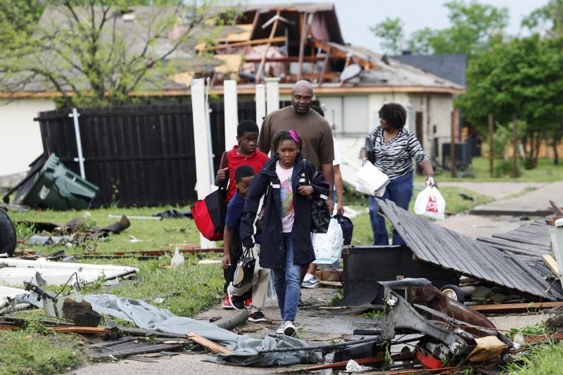 Teksase siautėję tornadai svaidė vilkikus ir plėšė namų stogus