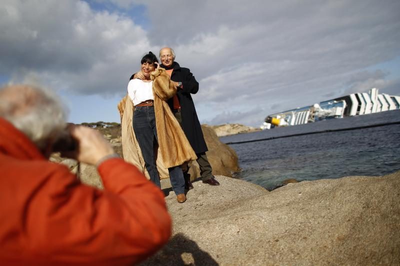 Katastrofą patyrusiame laive „Costa Concordia“ rasti dar du lavonai