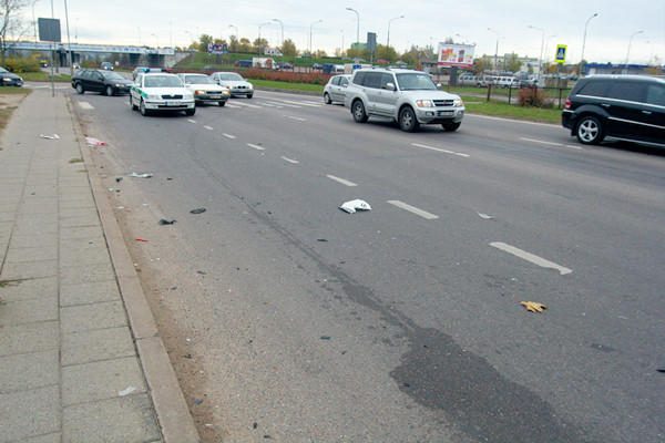 Vilniuje motociklininkas parbloškė per perėją ėjusią pėsčiąją