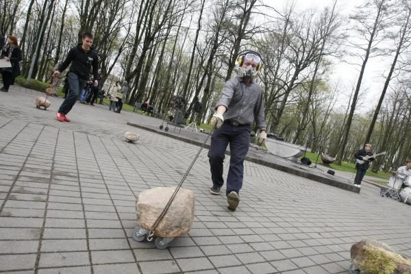 Per Skulptūrų parką riedėjo akmenys