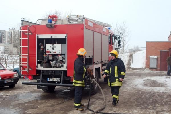 Fabijoniškių garažuose užsidegė iš BMW tekantis benzinas  