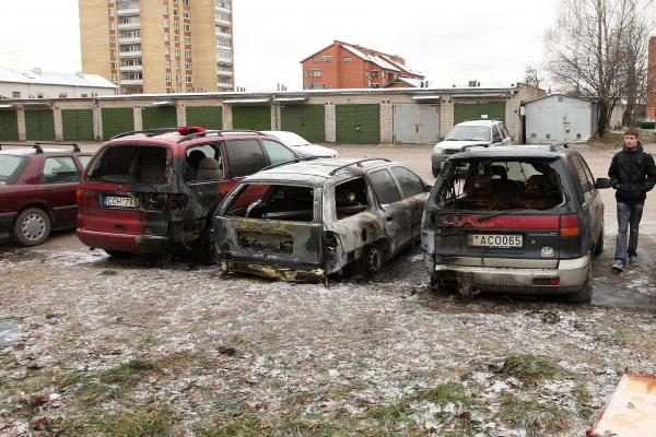 Kaune viename kieme degė trys automobiliai. Įtariamas padegimas (papildyta) 