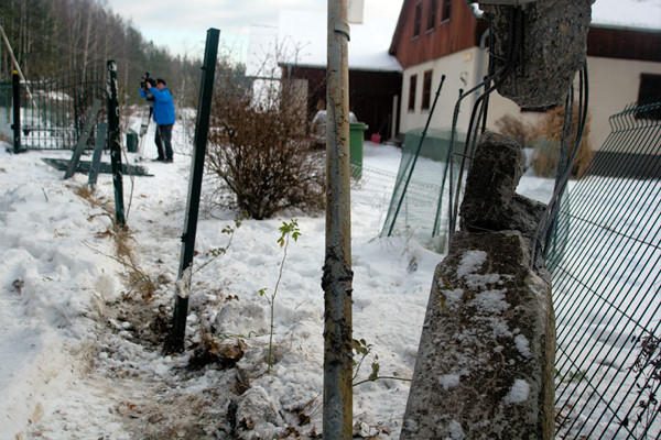 Vilniaus soduose nuslydęs kranas nuvertė dvejus vartus ir sulaužė stulpą