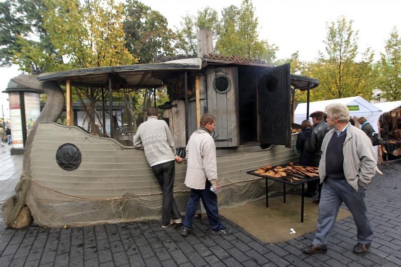 Tautų mugėje – sūriai, kailiai ir folklorinės tautų dainos